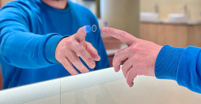 Man bedient een spiegel met touchbediening via een interactief icoon in een moderne badkamer.	